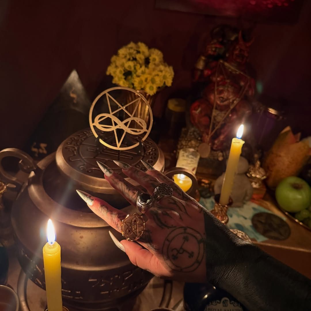Altar em luz âmbar com velas e frutas