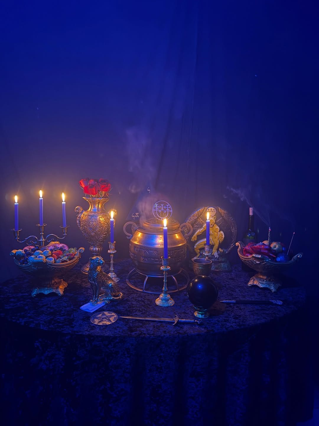 Altar em luz azul profunda com selo e triângulo