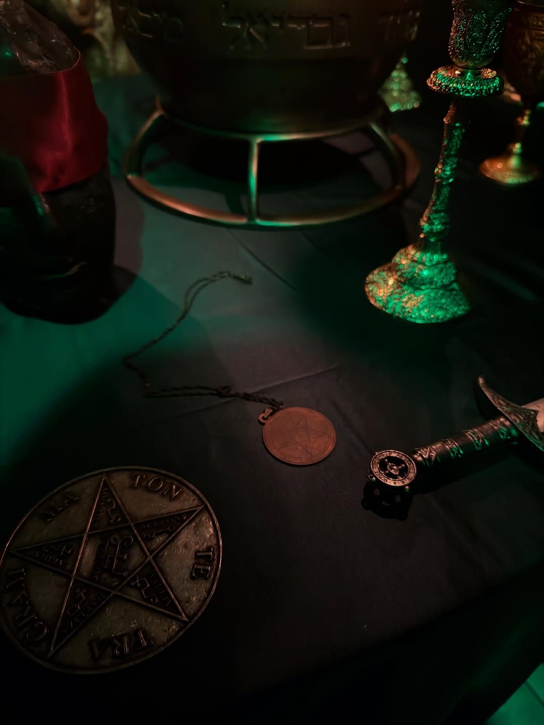 Altar em luz verde com caldeirão e ferramentas