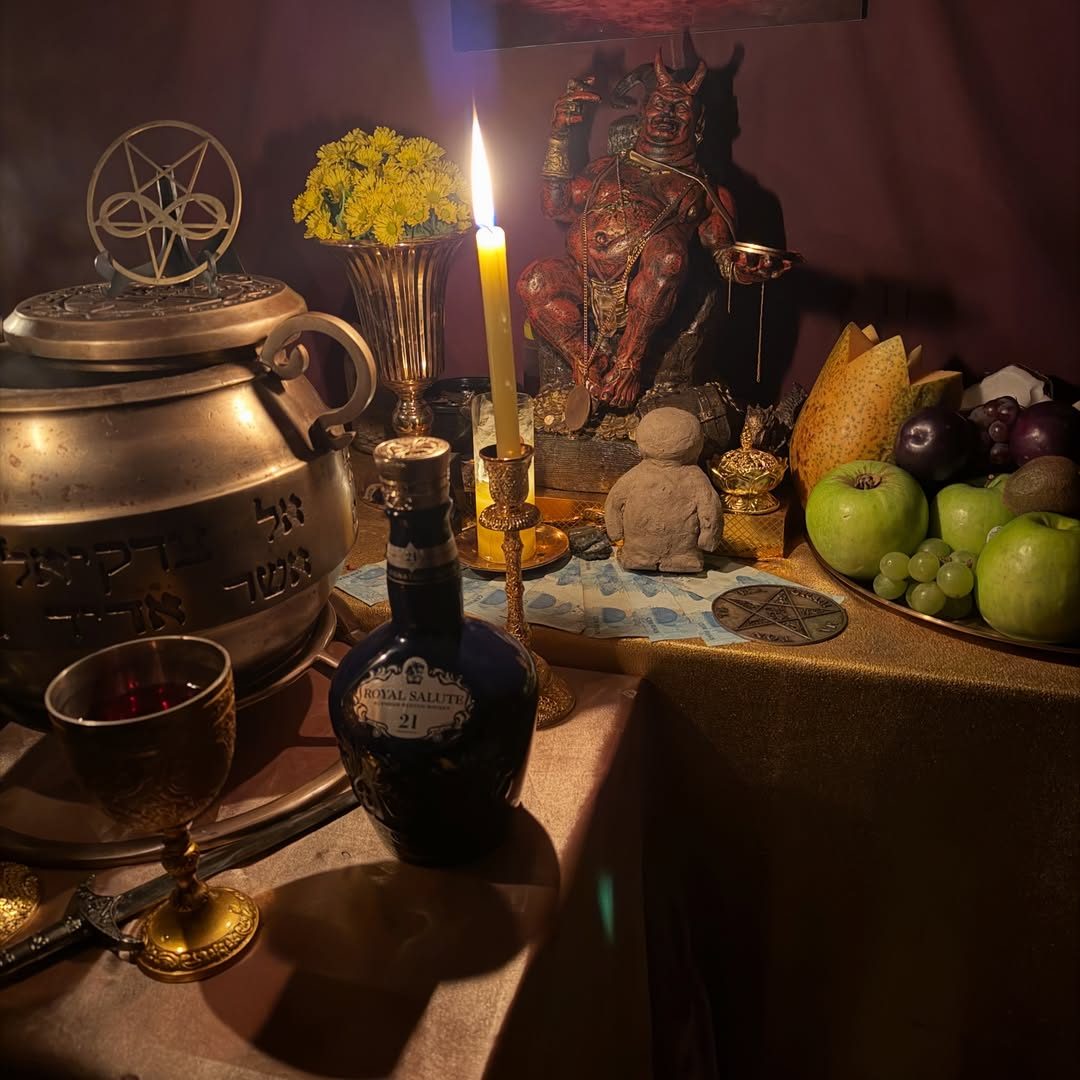 Altar noturno com velas e esfera de obsidiana