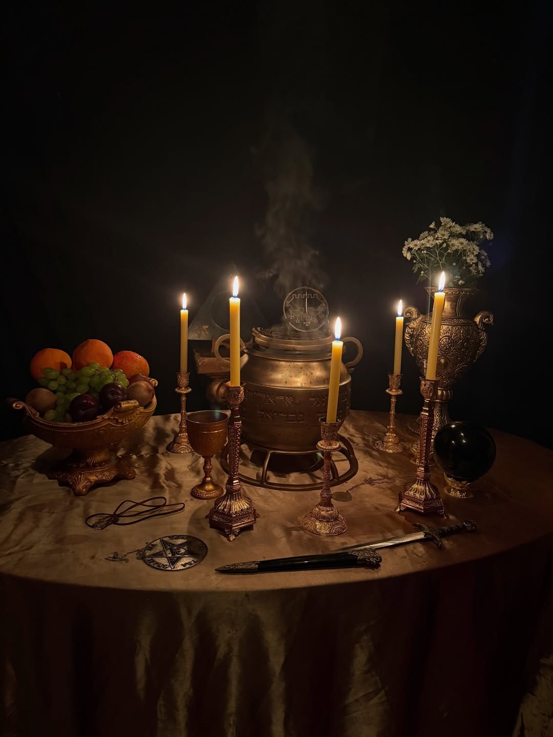 Altar com pentáculo, cálice e espada cerimonial