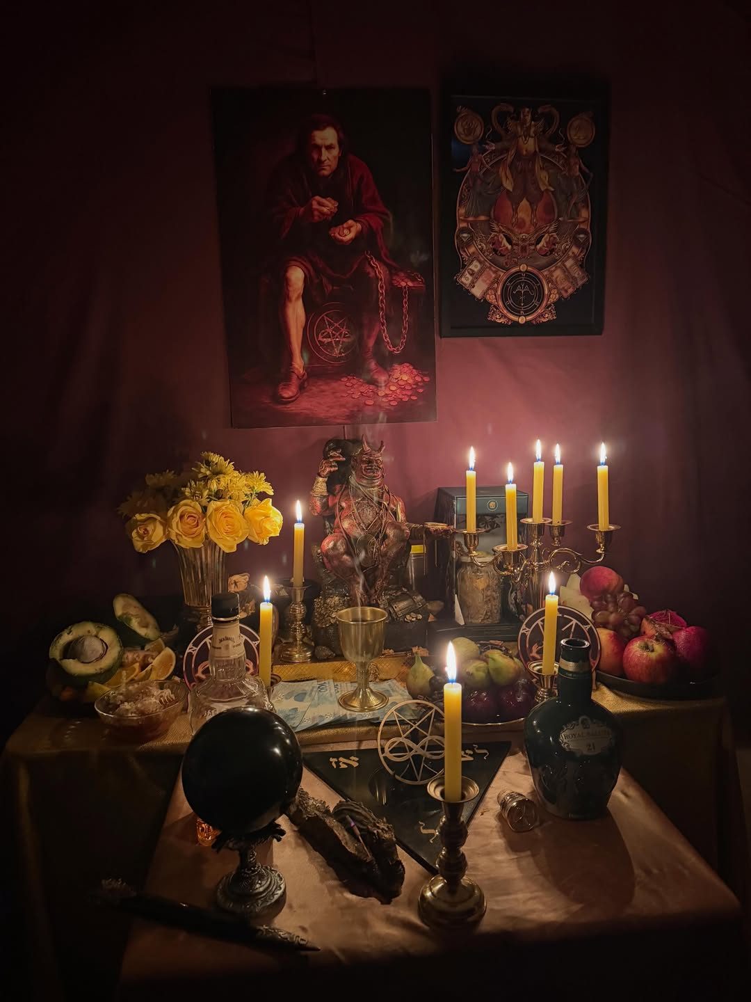 Altar montado sobre veludo com quadro ritual ao fundo