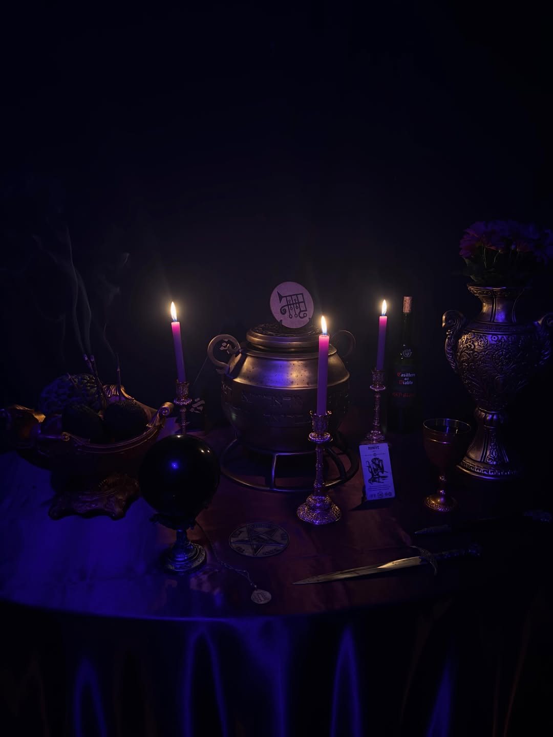 Altar em penumbra violeta com esfera de obsidiana